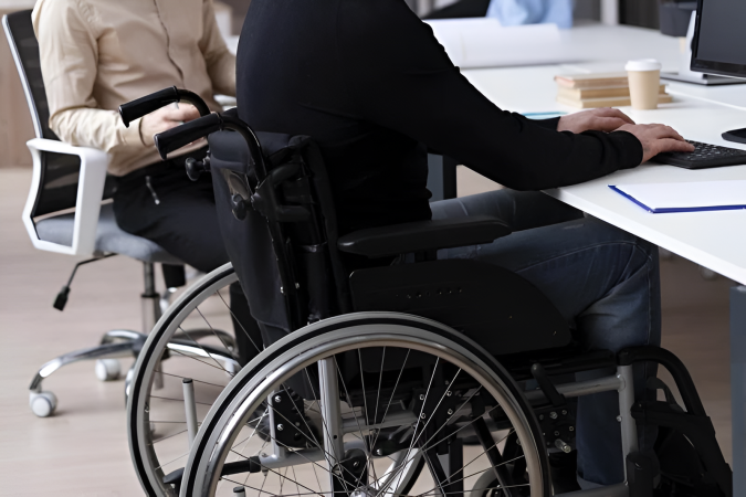 إدماج الأشخاص في وضعية إعاقة داخل الإدارة العمومية ليس مجرد واجب قانوني بل هو ضرورة استراتيجية لإغناء الرصيد البشري للمرفق العام