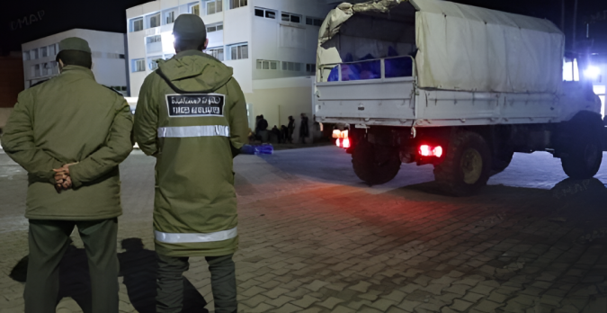 Ksar El Kébir: Distribution de denrées alimentaires au profit des habitants de retour après l’amélioration des conditions météorologiques