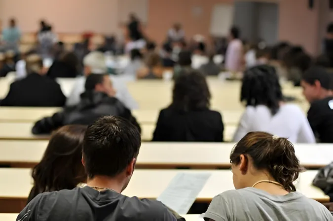المصادقة على مشروع مرسوم يقضي بتحديد قائمة الجامعات والمؤسسات التي تربطها اتفاقية شراكة مع الدولة في مجال تطوير التعليم والتكوين والبحث العلمي