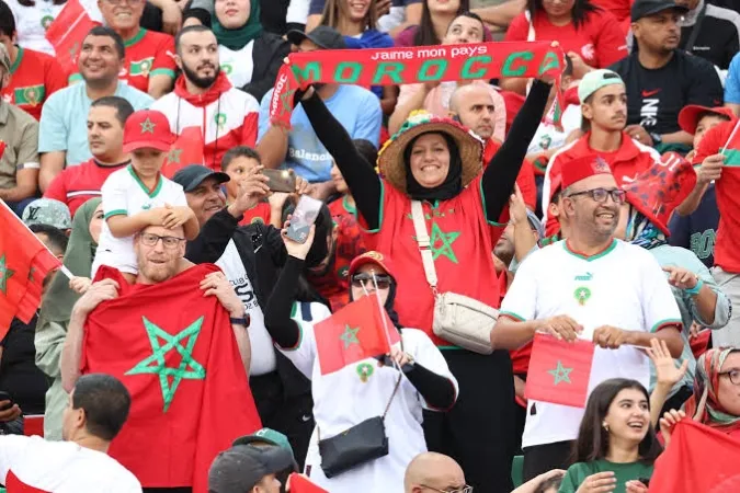 من ملاعب القرب إلى ملاعب الـ (الكان).. حكاية شغف المغاربة بالمستديرة