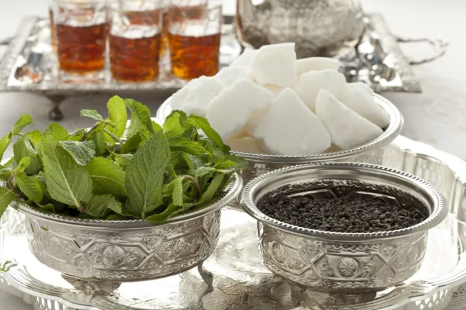 الشاي الأخضر بالنعناع.. تجسيد للتلاقح الثقافي والإثراء المتبادل بين الصين والمغرب