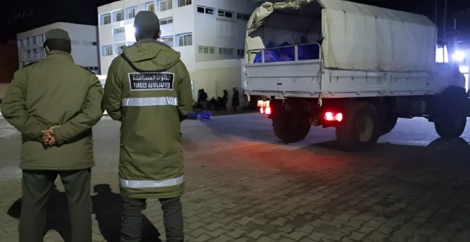 القصر الكبير: بدء توزيع المساعدات الغذائية على المواطنين العائدين إلى منازلهم بعد تحسن الأحوال الجوية