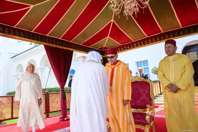 Su Majestad el Rey preside en M'diq una recepción con motivo de la gloriosa Fiesta del Trono