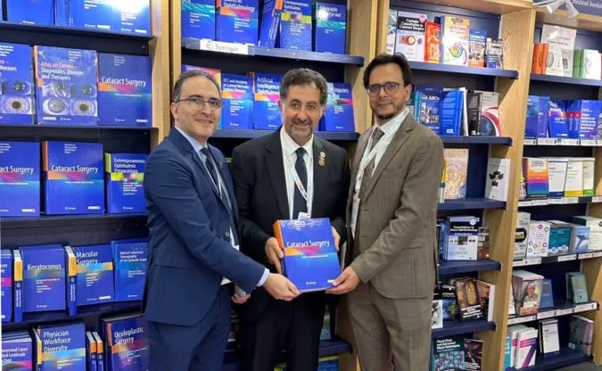 A Londres, deux médecins marocains présentent un ouvrage de référence sur la chirurgie de la cataracte