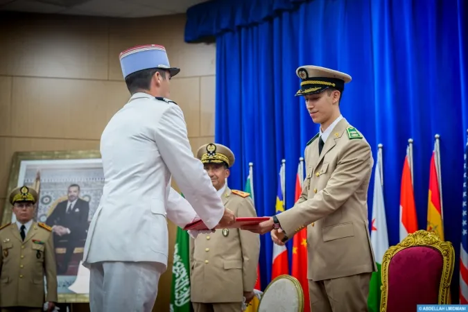 Por Altas Instrucciones de SM el Rey, SAR el Príncipe Heredero Moulay El Hassan preside en Kenitra la ceremonia de graduación de la 26ª promoción del Curso Superior de Defensa y de la 60ª promoción del Curso de Estado Mayor